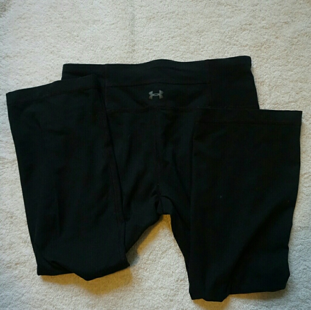 Under Armour - Capris with Cut detail - Black